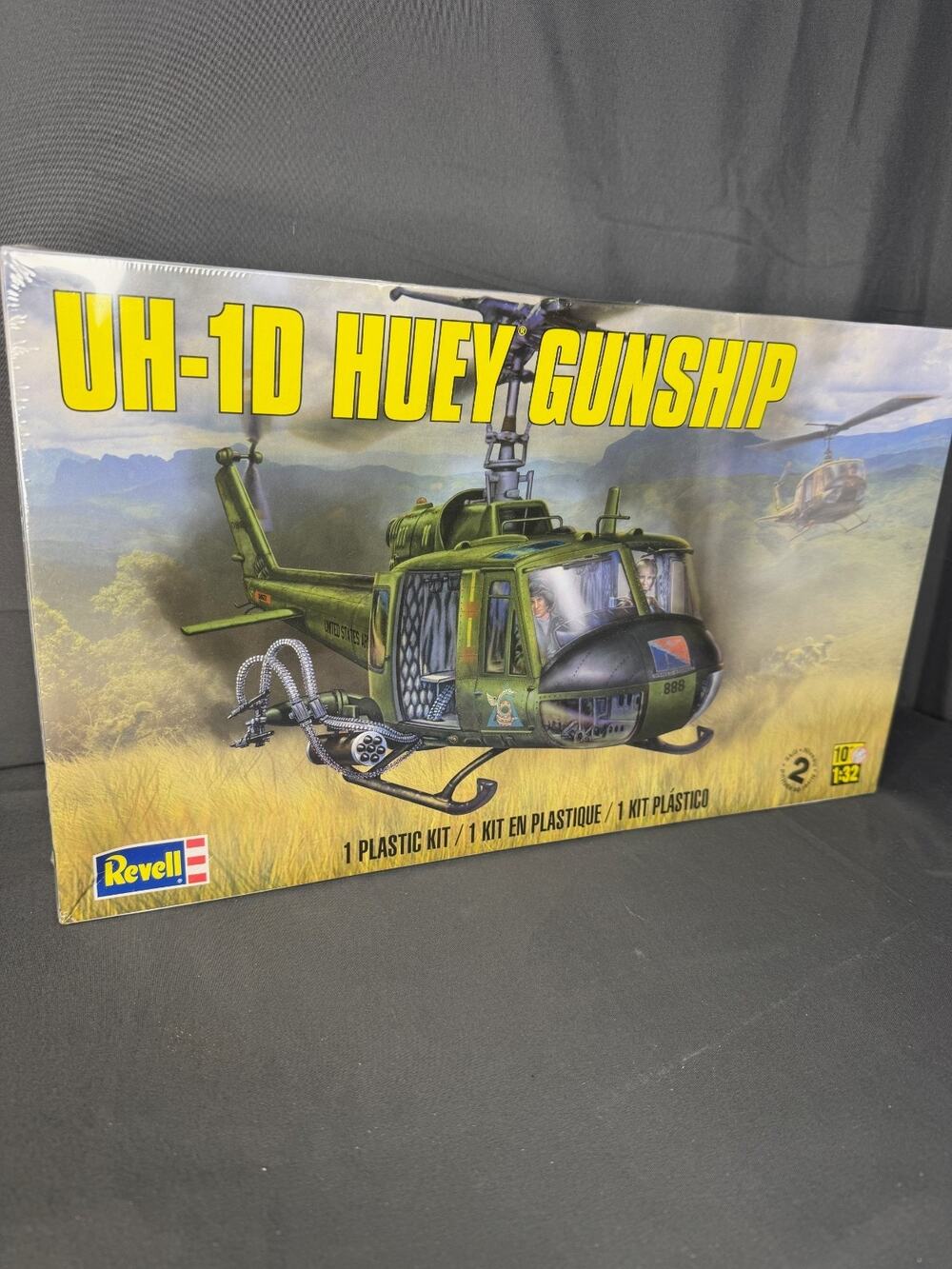Revell UH-1D Huey Gunship 1:32 Scale Plastic Model Kit New Sealed